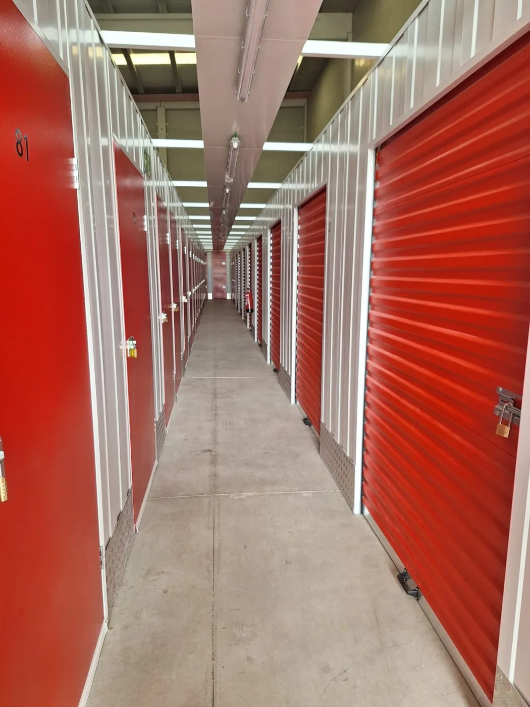 Pasillo interior de un centro NoMásCaos con puertas rojas